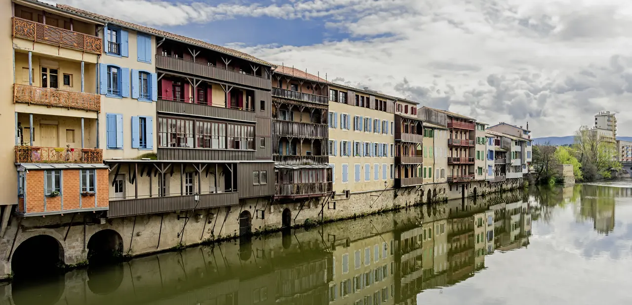 (Castres) Maisons sur l'Agoût vues du pont Neuf vers le pont Henri Sizaire