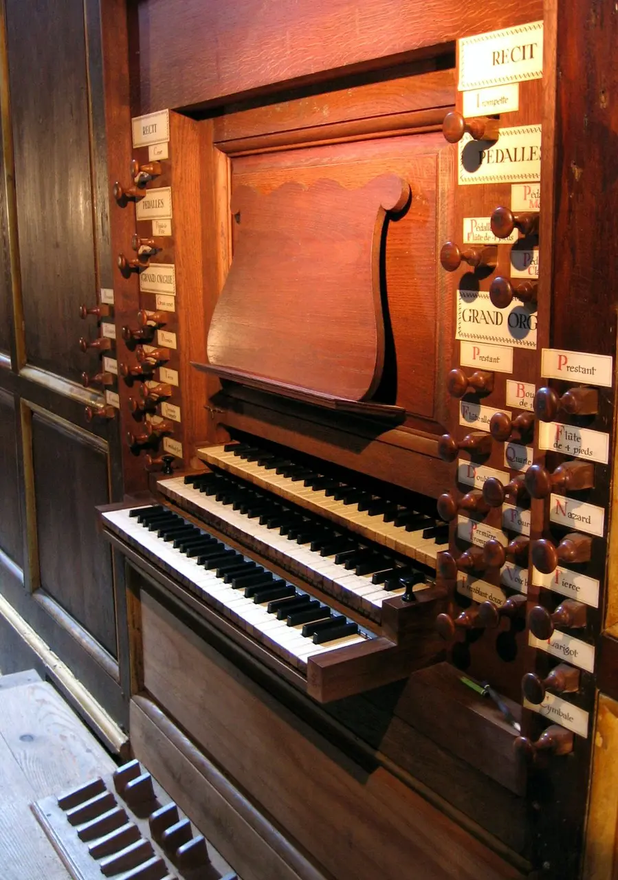 Cintegabelle-orgue claviers