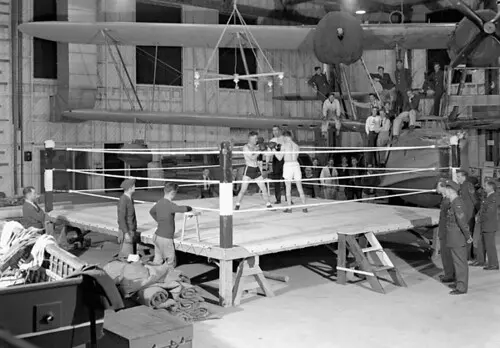 Boxing match in no. 1 hangar, Royal Canadian Air Force Station Coal Harbour, British Columbia, May 15, 1942 / Match de boxe dans le hangar no 1, Station Coal Harbour de l’Aviation royale du Canada, Colombie-Britannique, 15 mai 1942