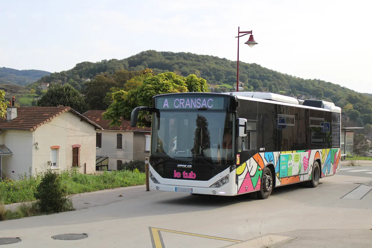 Firmi - 12300 - 2024.10.15 - Le Tub - LandèsBus - Otokar Kent C n°712 (vue avant) © Anthony Levrot