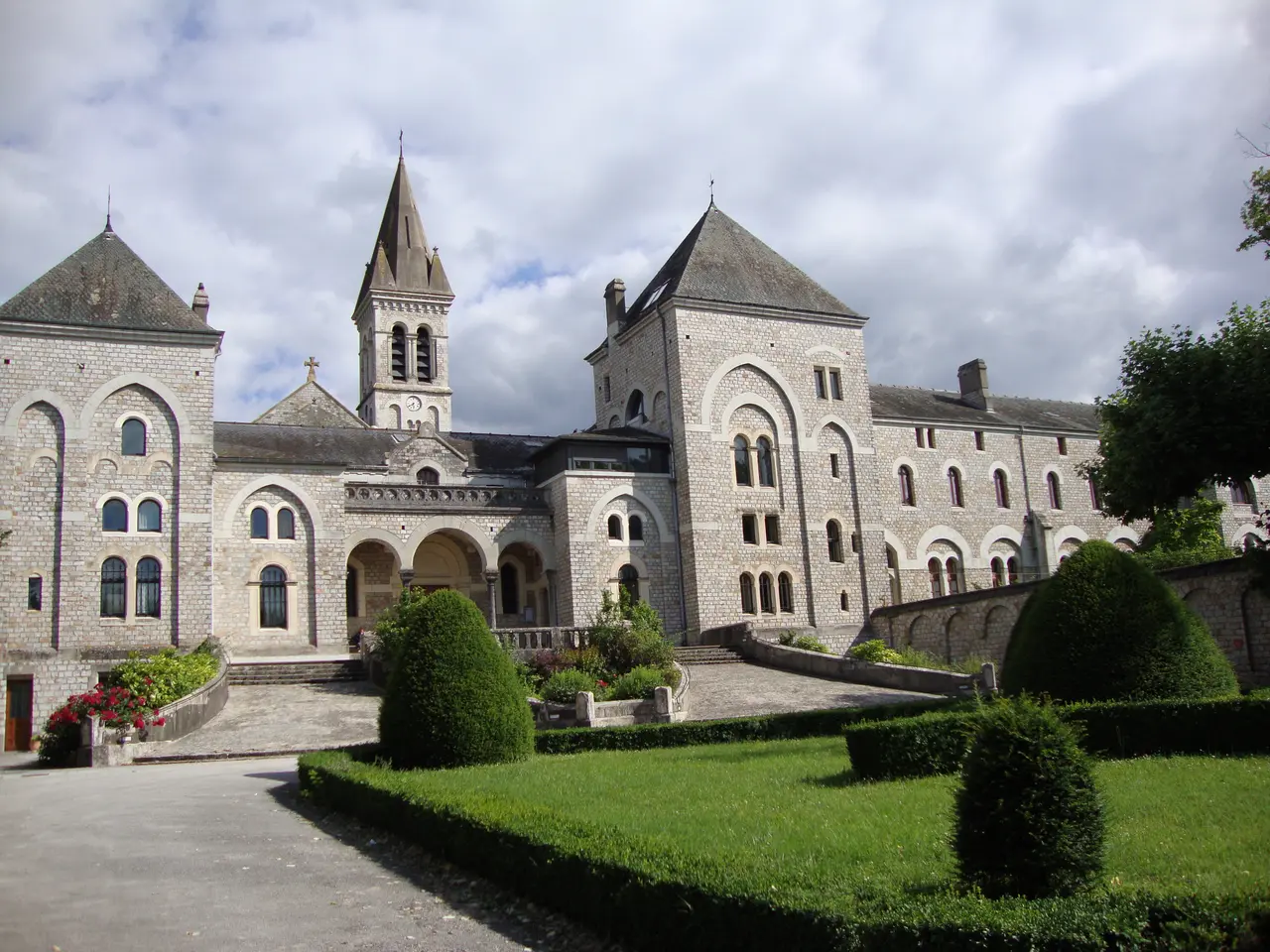 Dourgne (Tarn, Fr) Abbaye aux femmes d'En Calcat