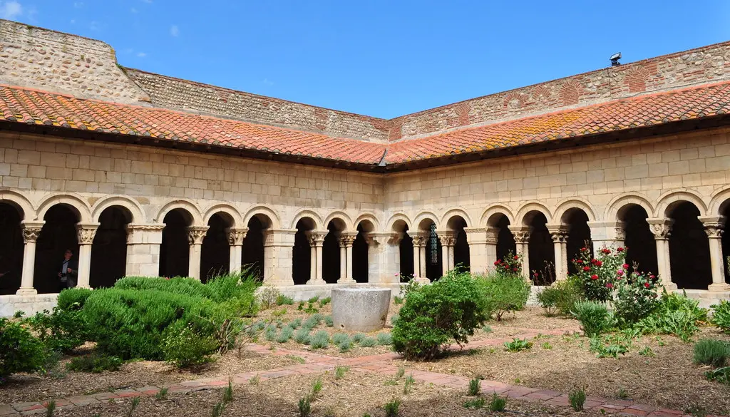 Cloître de la cathédrale Ste Eulalie et Ste Julie, Elne, Roussillon, Occitanie, France.