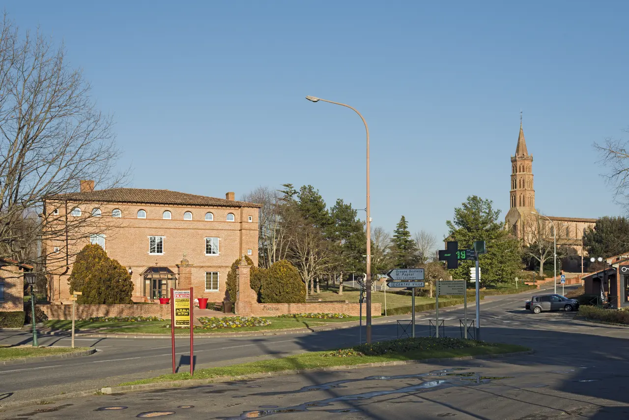 Escalquens - le centre ville, la mairie et l'église
