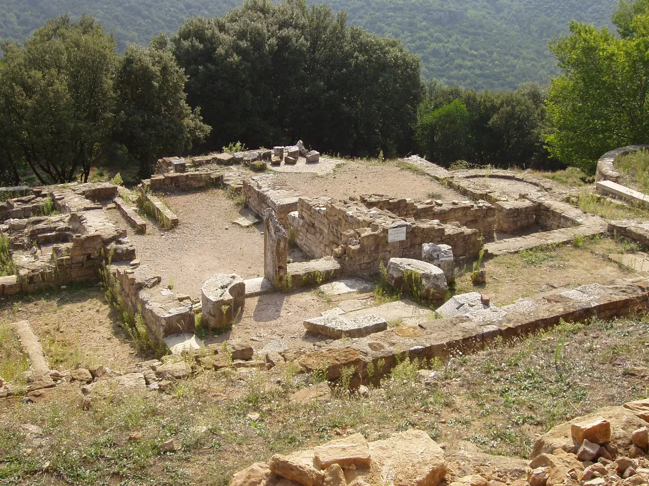 File:Oppidum de Gaujac (Gard) les thermes.JPG