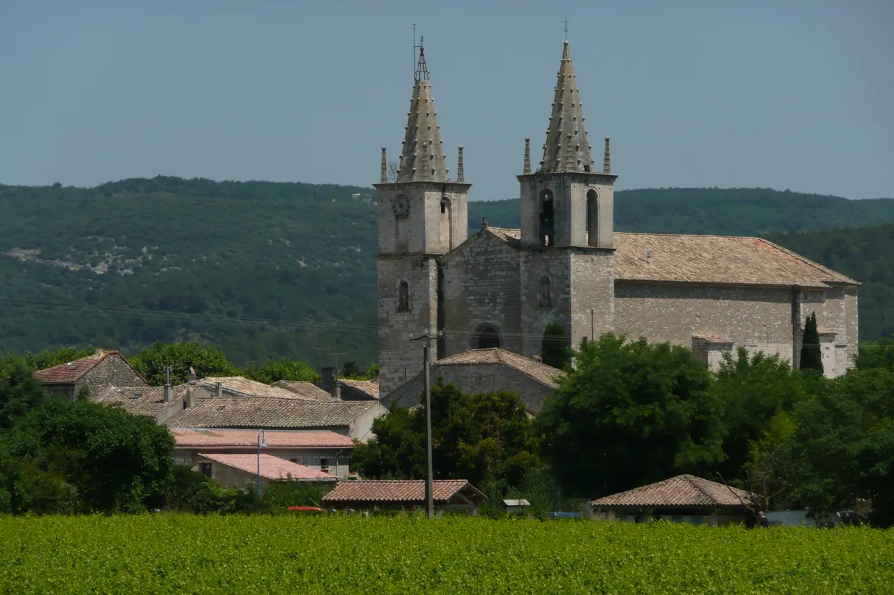 Vue d'ensemble de l'église de Goudargues