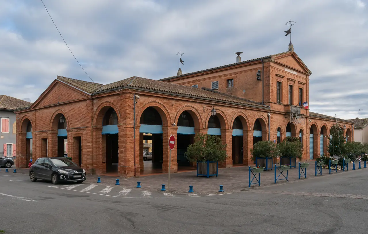 Town hall of L'Isle-en-Dodon (1)