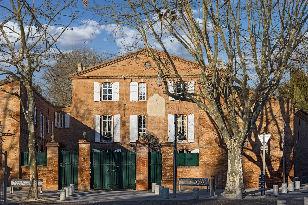 Labège - La place Saint-Barthélemy - maison de maître