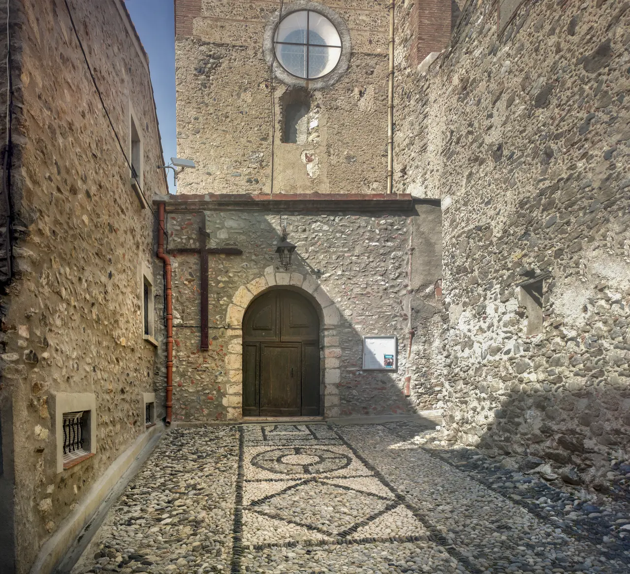 Latour-de-France - Parvis de l'église Notre Dame des Anges