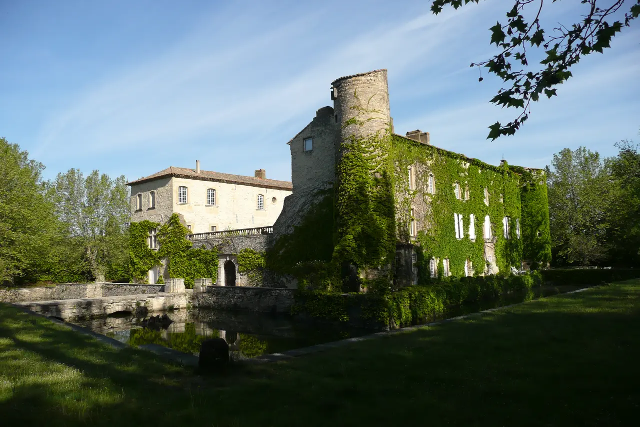 Vue d'ensemble du château Lascour 16 ème siècle près de Laudun-l'Ardoise