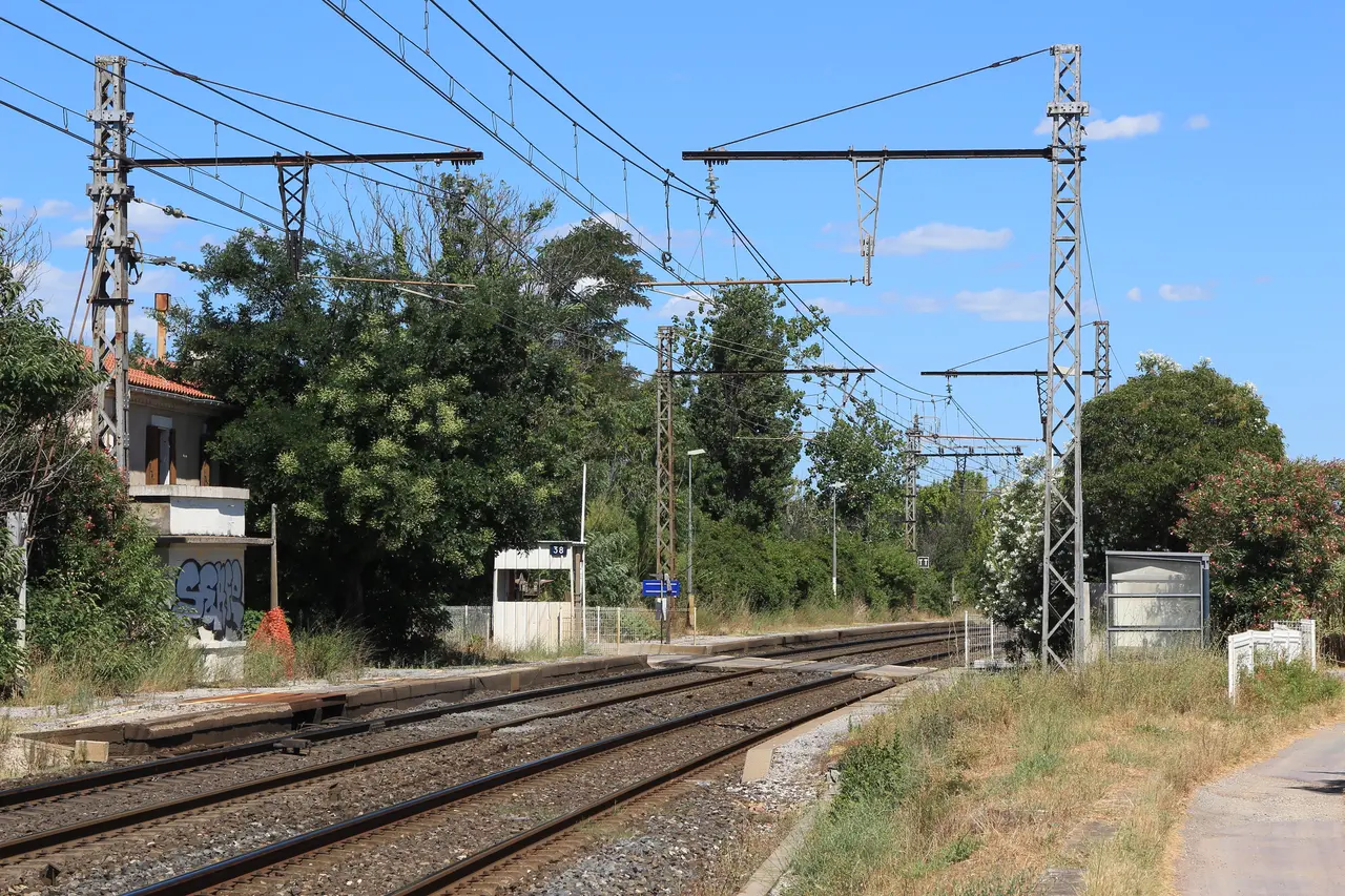 File:Gare des Mazes-Le Crès par Cramos.JPG