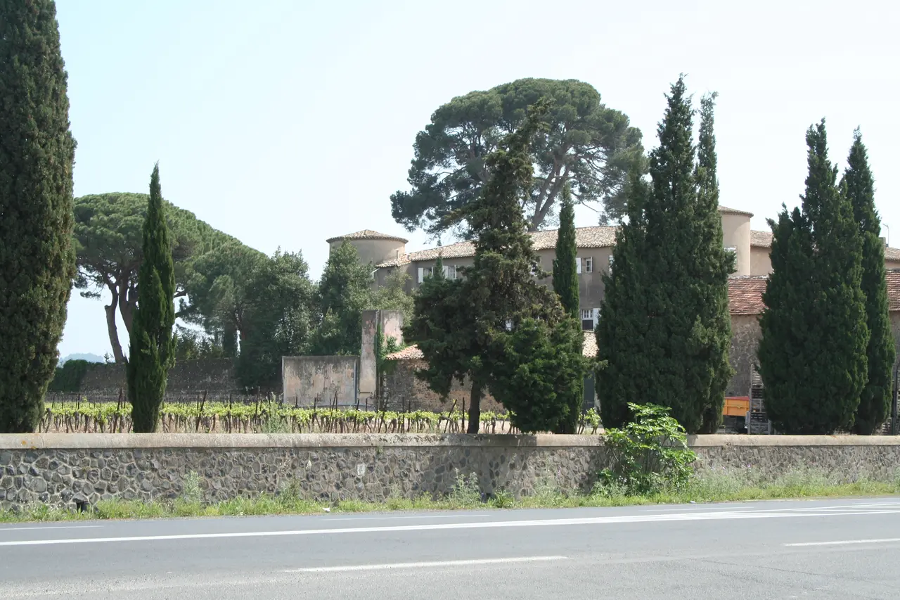 Lézignan-la-Cèbe chateau