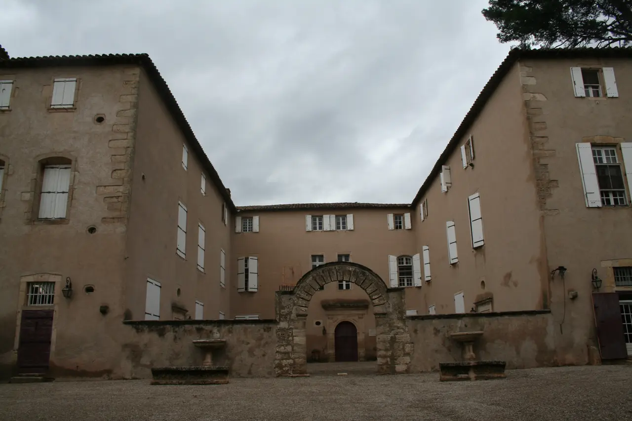 Lézignan-la-Cèbe chateau2