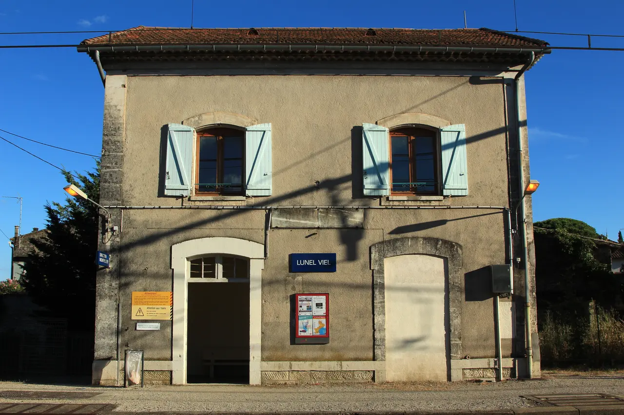 File:Bâtiment voyageurs de Lunel-Viel par Cramos.JPG