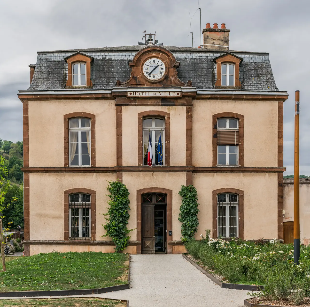 Town hall of Marcillac-Vallon 01