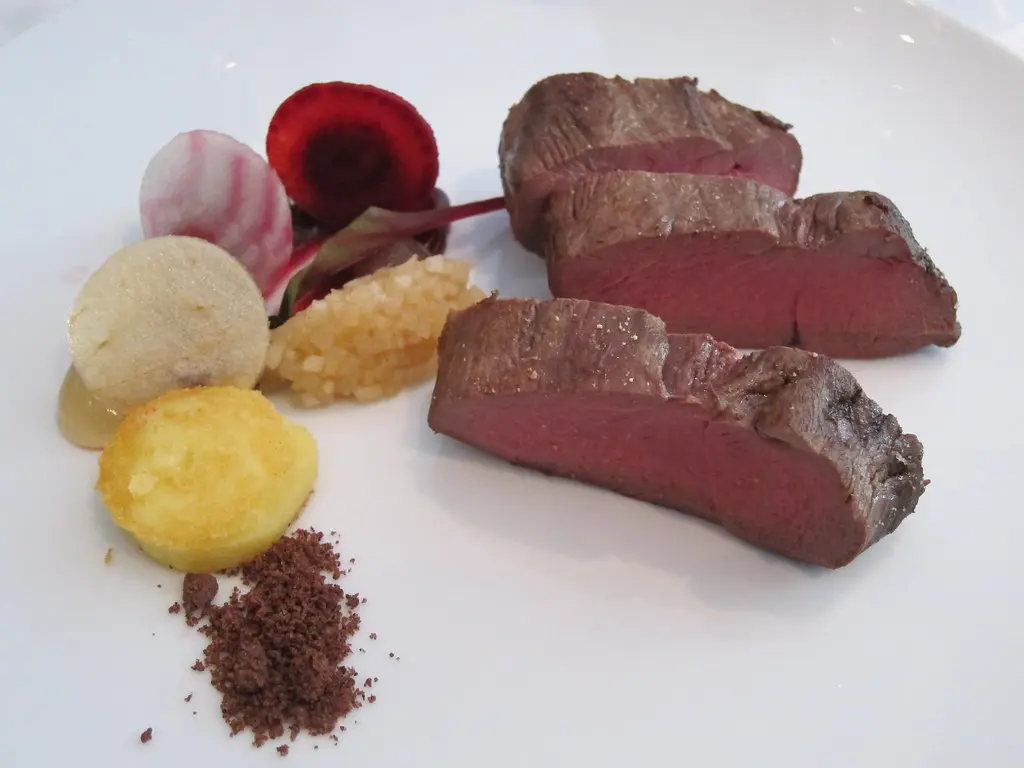 Chevreuil - Dans son jus/betterave rouge/pomme/café (Cahors, 'le Vassal de Mercuès', Château de Mercuès, 2011