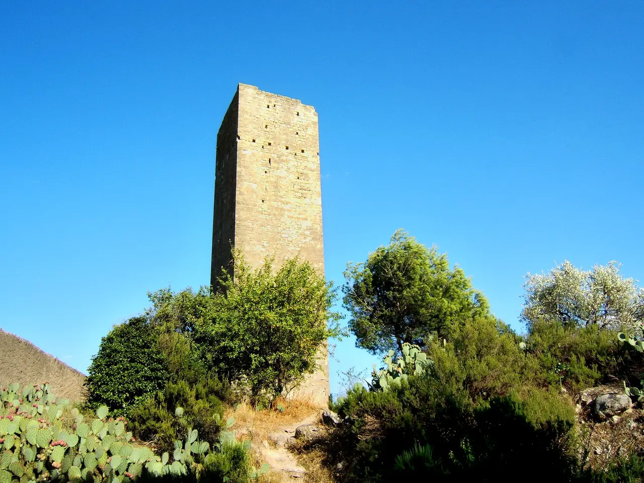 File:Tour de Montady XIIe siècle.JPG