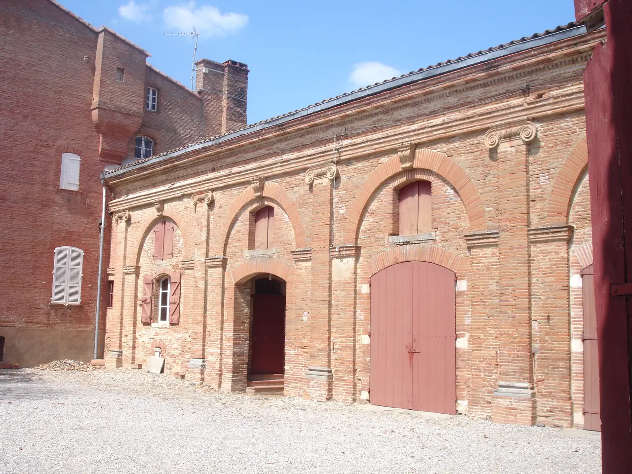File:France Haute-Garonne Montesquieu-Lauragais dependances chateau.jpg