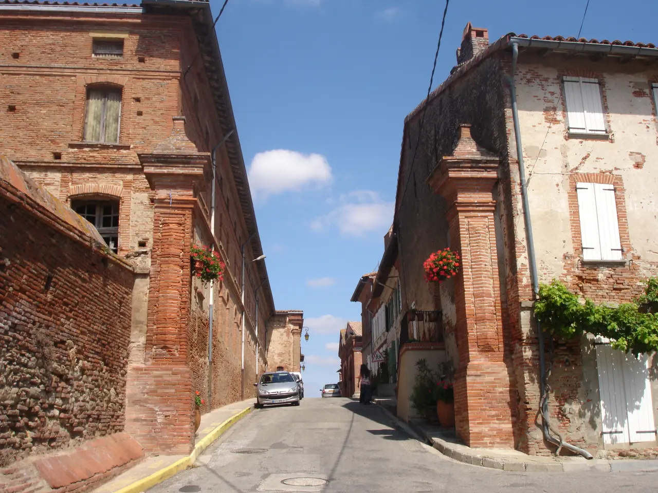 File:France Haute-Garonne Montesquieu-Lauragais rue principale.jpg