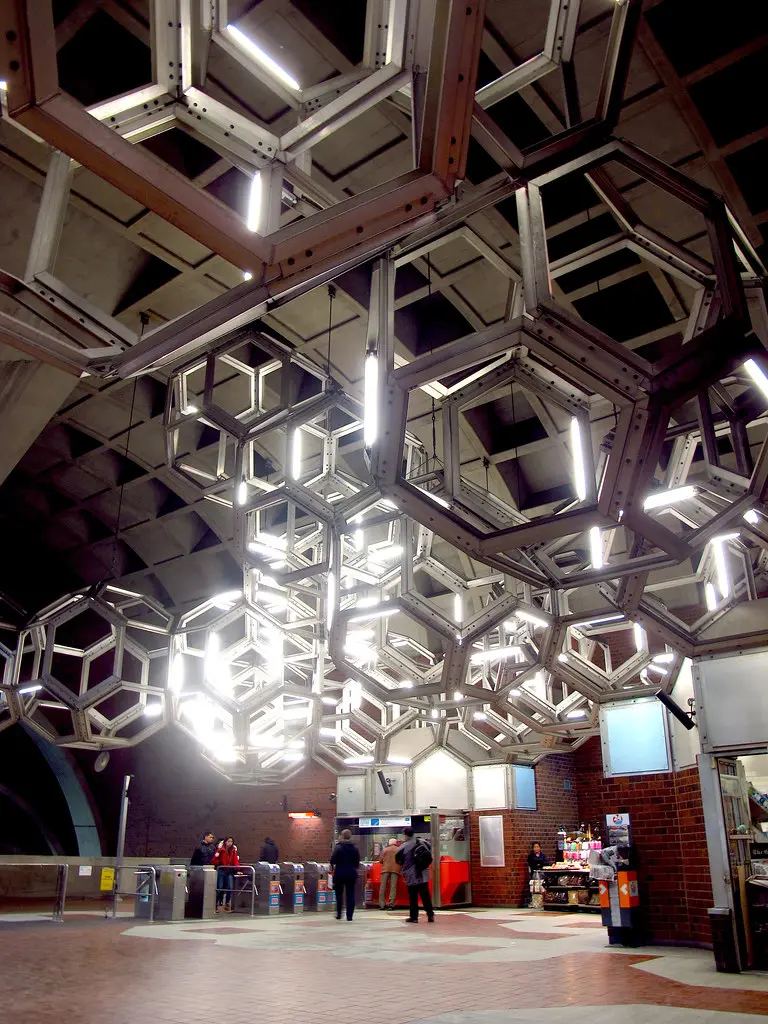 Pierre Granche, Système, 1979-1982, aluminium poli, 7,8 x 25,2 x 23 m, station Namur, métro de Montréal