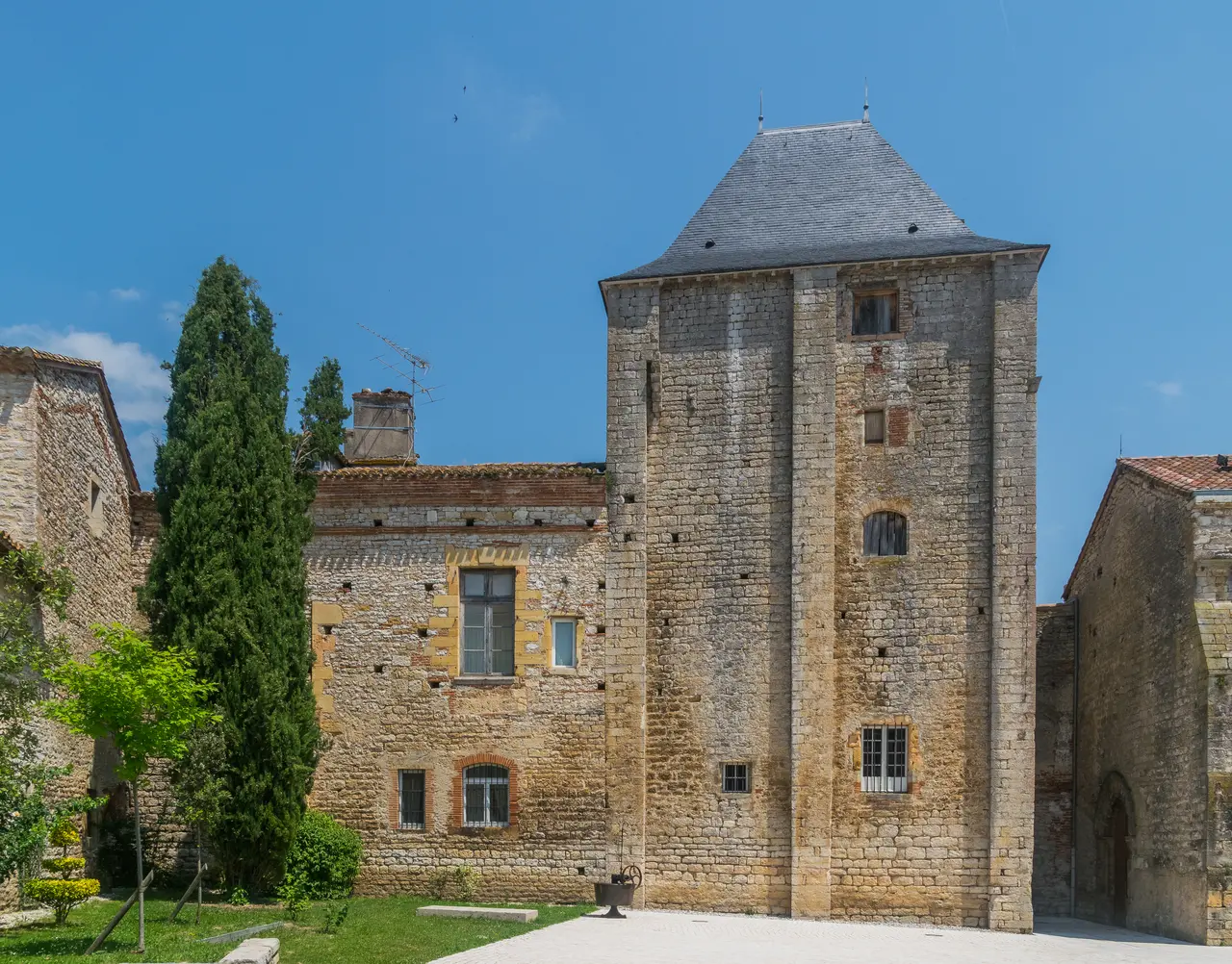 Castle of Montricoux 05