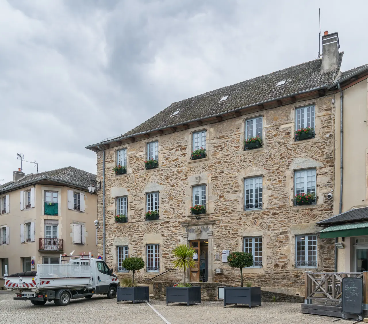 Town hall of Naucelle 02