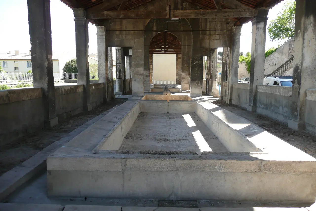 Très grand lavoir à Pont-Saint-Esprit