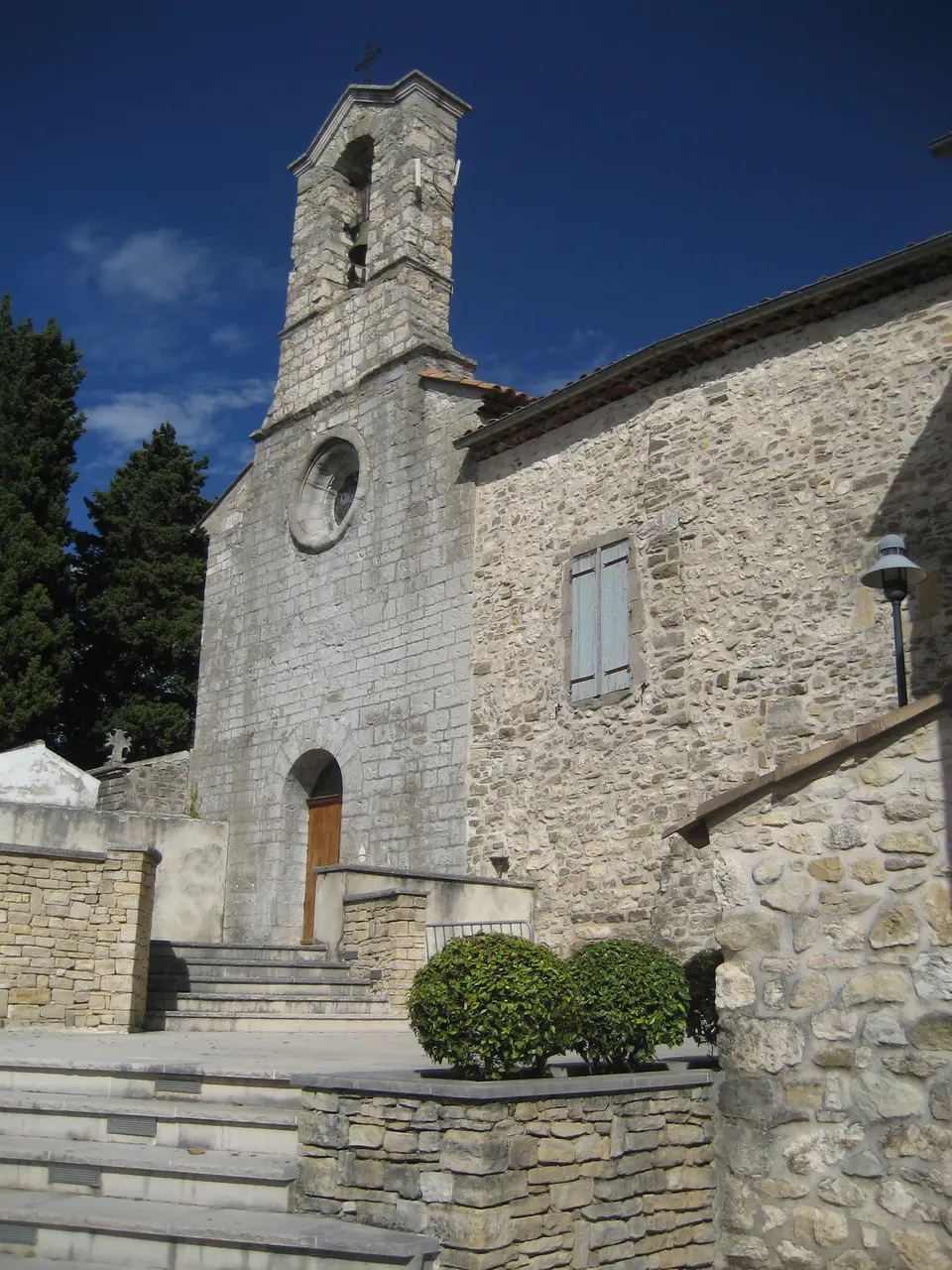 Eglise du plateau de Rousson du XIIeme et XVIIeme (extensions absides)