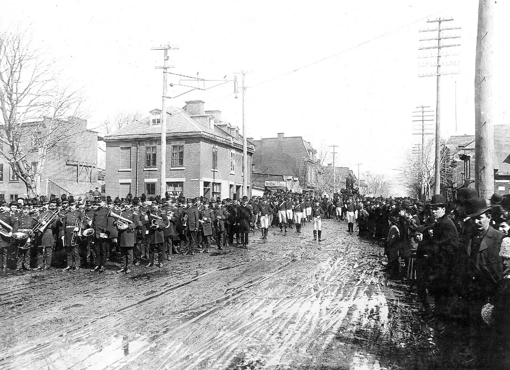 Centre-ville. Rue Sainte-Catherine (intersection de Saint-Alexandre). 1886. VM1-20_301-003. Archives de la Ville de Montréal.