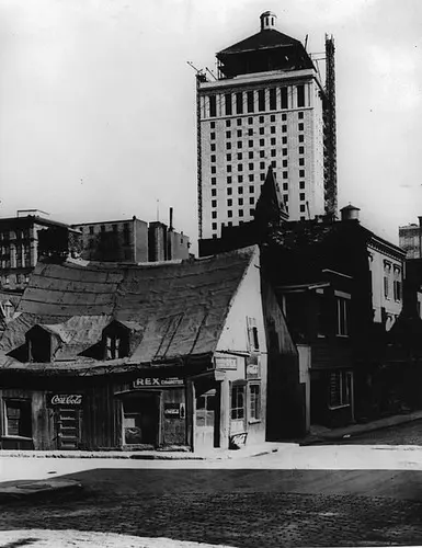 Montréal, vers 1929. Rue des Jurés, angle rue Saint-Alexandre >Sud.