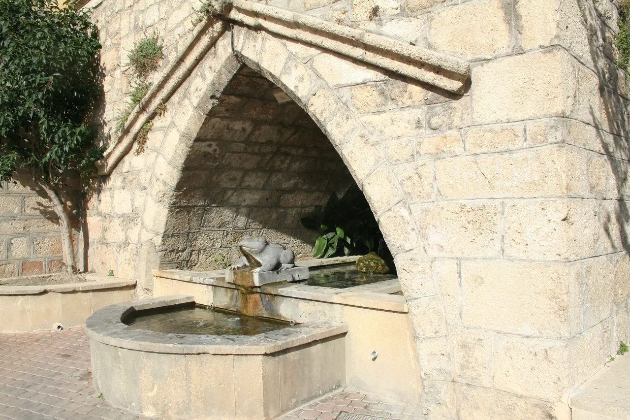 Saint-Geniès-de-Fontedit fontaine2