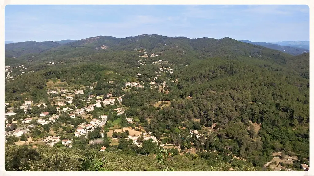 Point de vue colline de Saint-Germain, près d'Alès (Gard) 360 mètres d'altitude, en contrebas le village de Saint-Jean du Pin