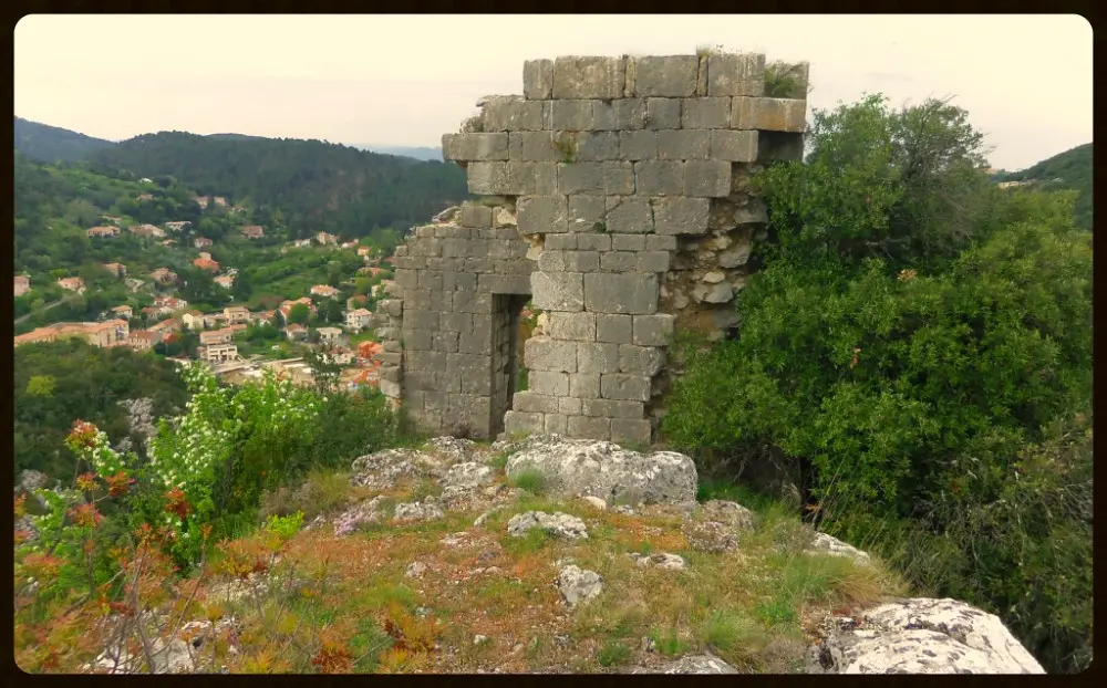 Ruines du Castellas de Saint-Jean du Pin (Gard), sur les hauteurs du village, situé en contrebas à gauche de la photo