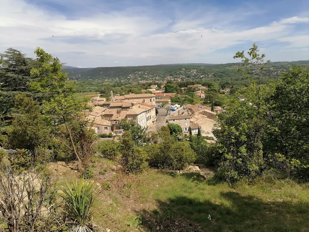 Chemin calvaire de Saint-Julien de Peyrolas- vue sur le village et Aiguèze