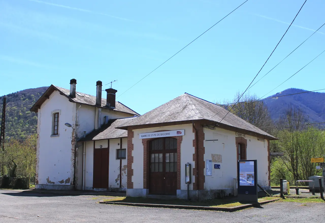 File:Gare de Saint-Pé-de-Bigorre (Hautes-Pyrénées) 1.jpg