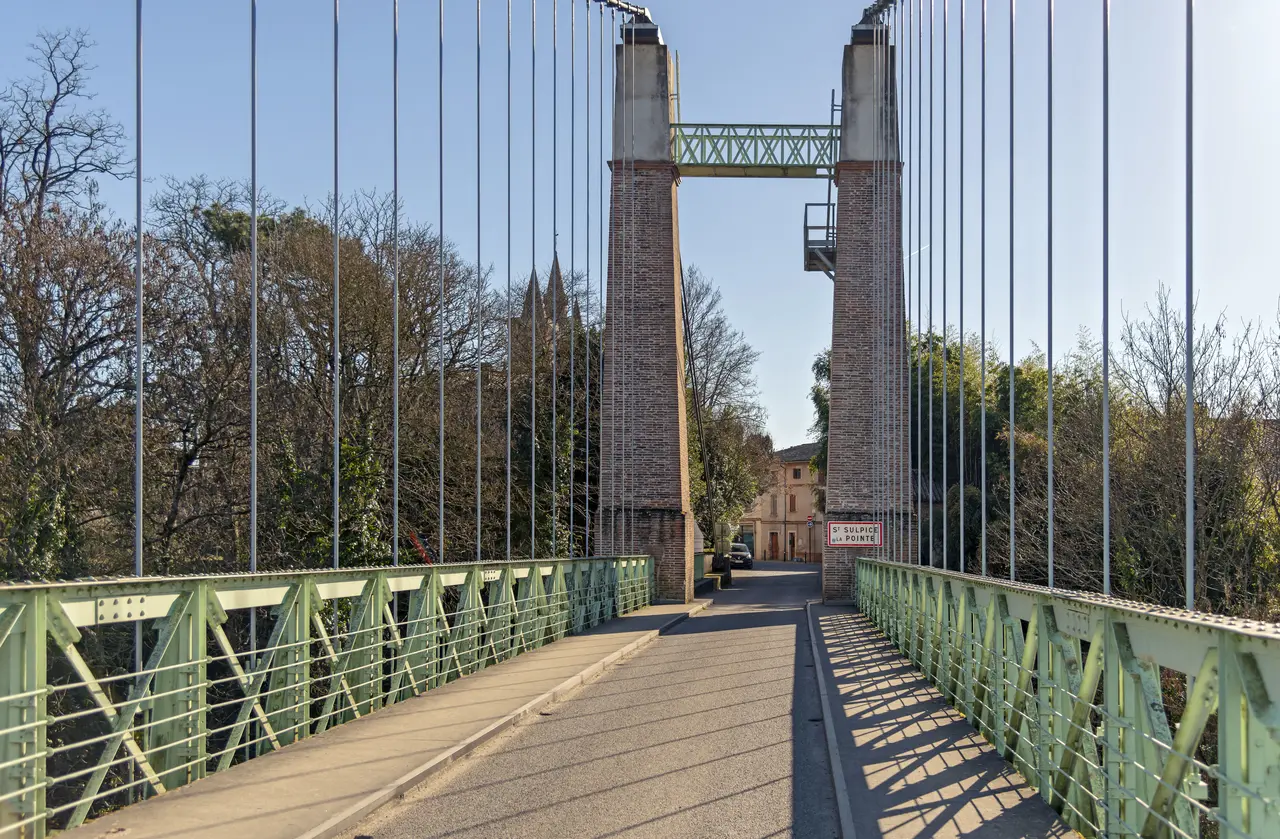 Saint-Sulpice-la-Pointe (Tarn) - Entrée par le pont suspendu