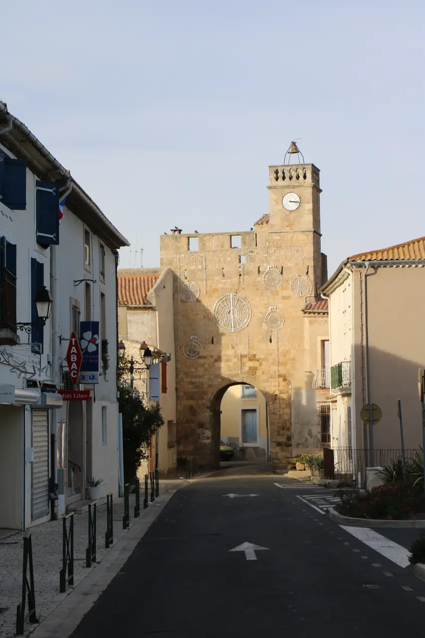 Sauvian porte horloge (vue externe)