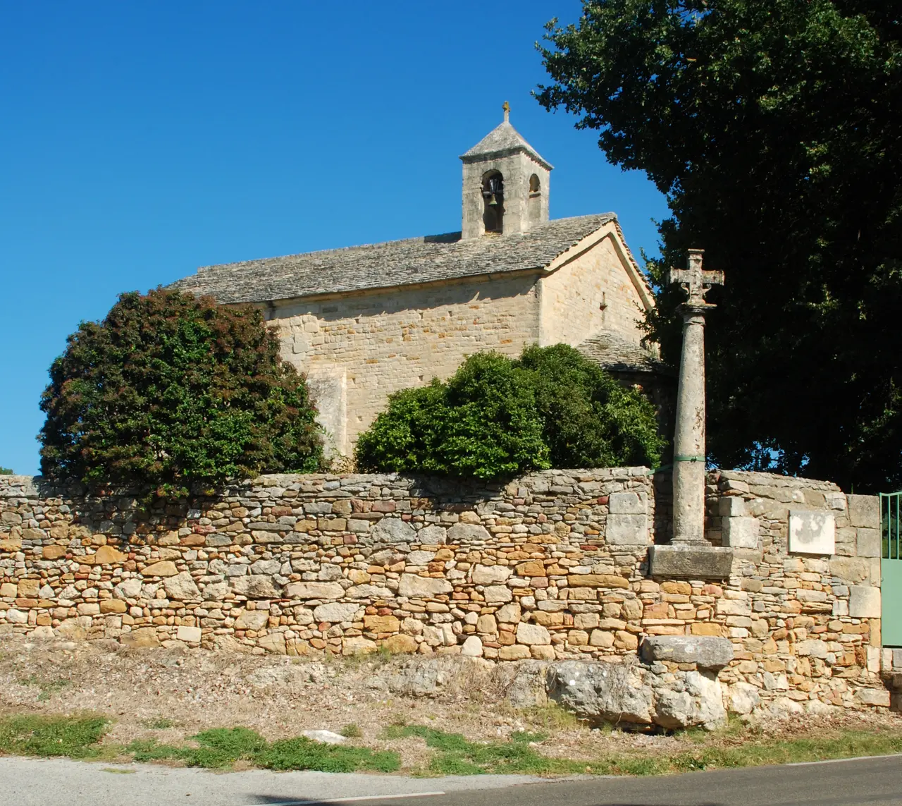 File:Eglise Saint-Martin-de-Jussan de Tresques - 01.JPG