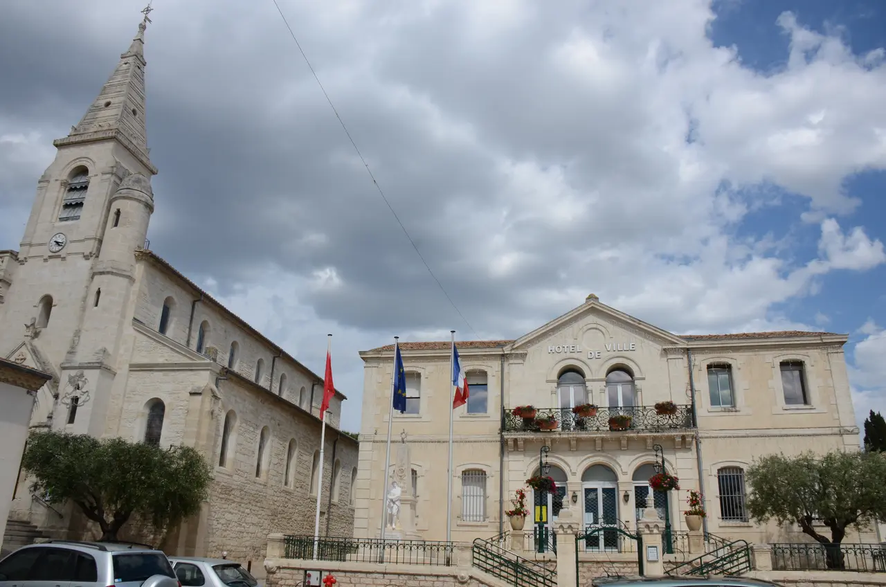 File:Church and mairie of Vendargues near Montpellier - panoramio.jpg