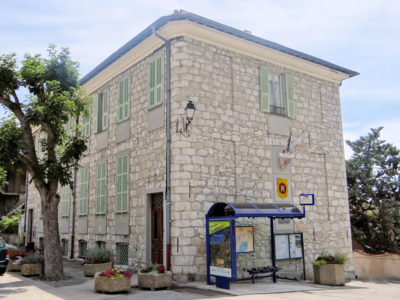 Châteauneuf-Villevieille - La mairie