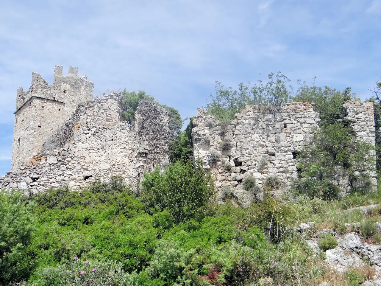 Châteauneuf-Villevieille - Ruines du vieux village de Châteauneuf -04