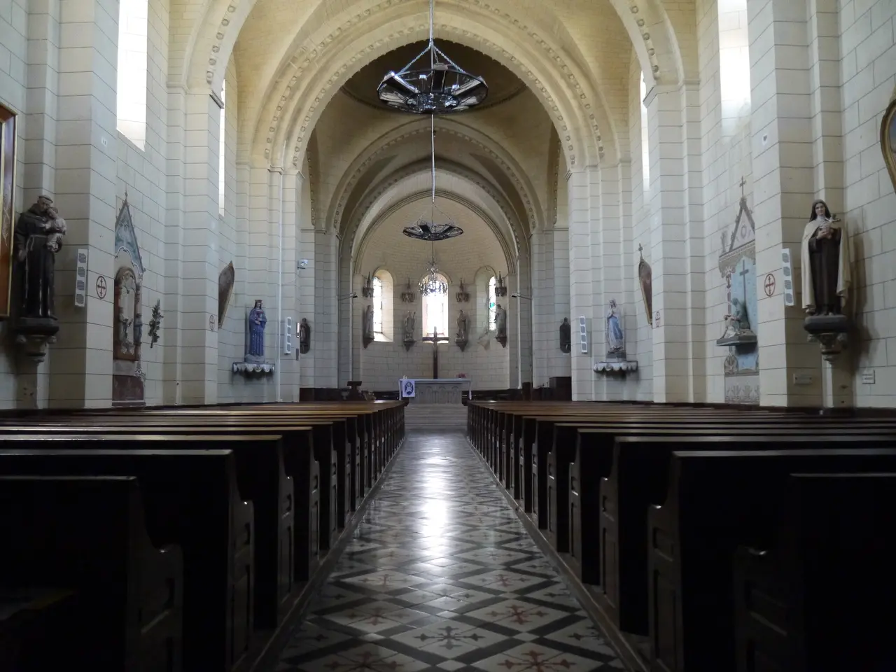 53 Ahuillé église nef