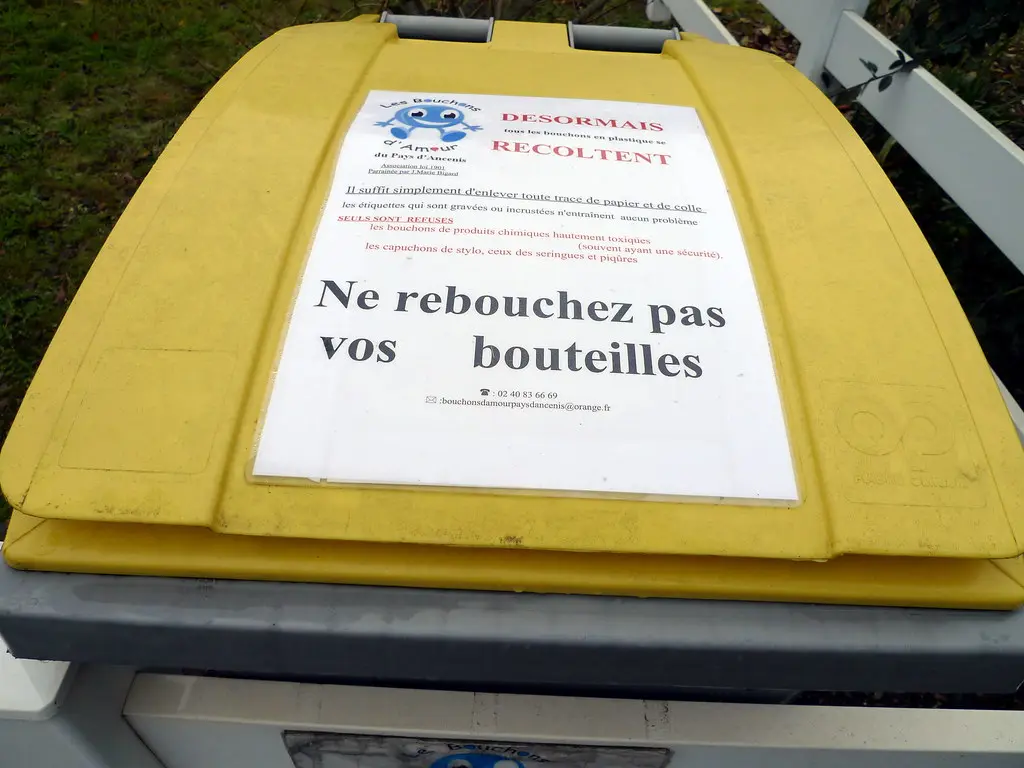 collecte de bouchons 'les bouchons d'amour' (ANCENIS,FR44)