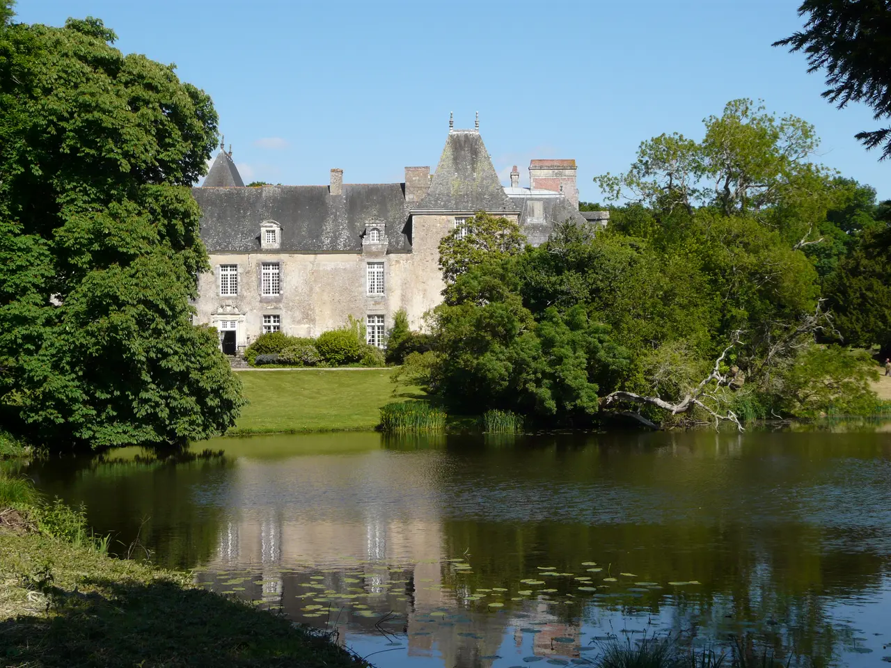 File:Château et parc du Pordor (Avessac).JPG
