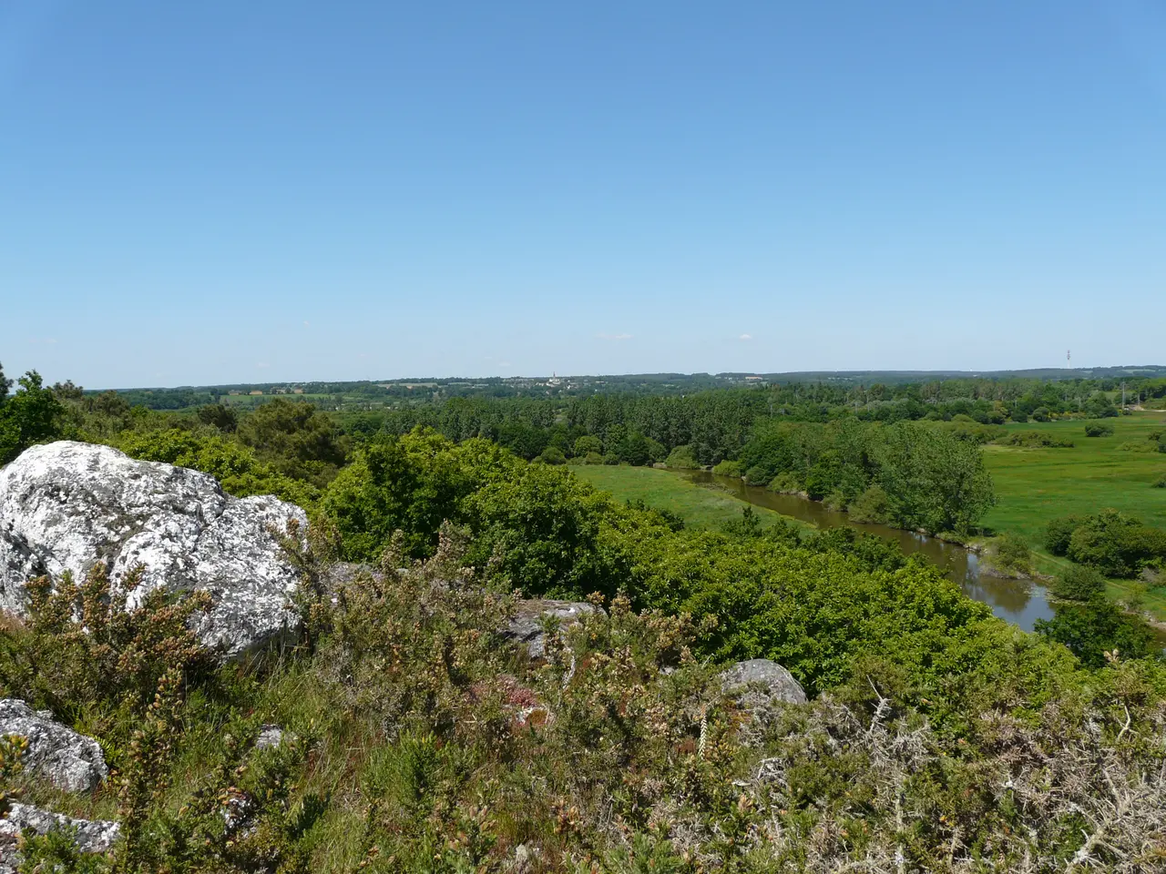 File:Le Lac de Murin vu du rocher du Veau (Avessac).JPG