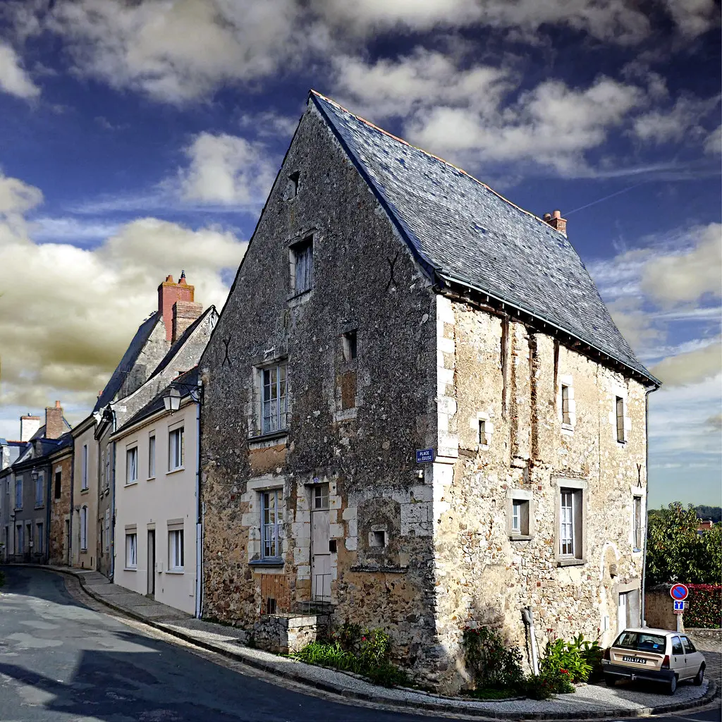 Place de l'Église, au Vieil-Baugé