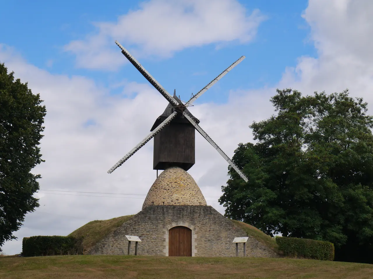 File:Grez-en-Bouère Moulin cavier de la Guénaudière.JPG