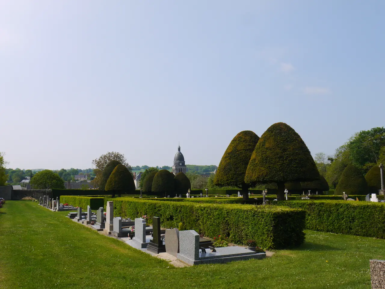 File:53 Bouère cimetière.jpg