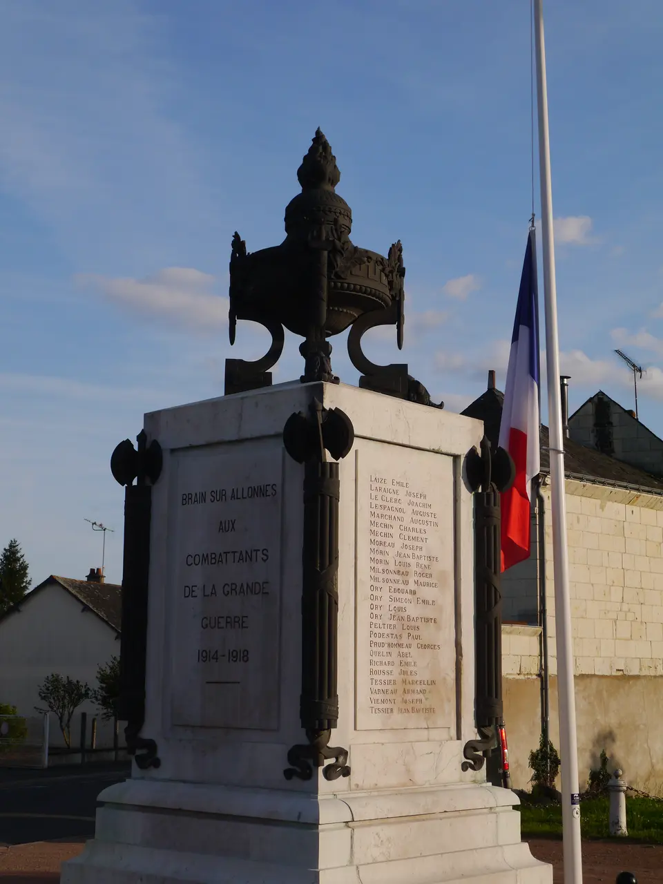49 Brain-sur-Allonnes monument aux morts