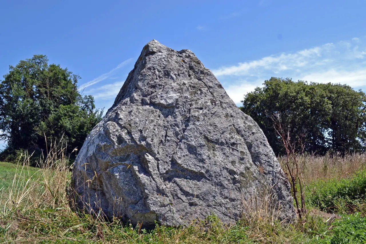 File:Menhir de la Crulière - Brem-sur-Mer 02.JPG