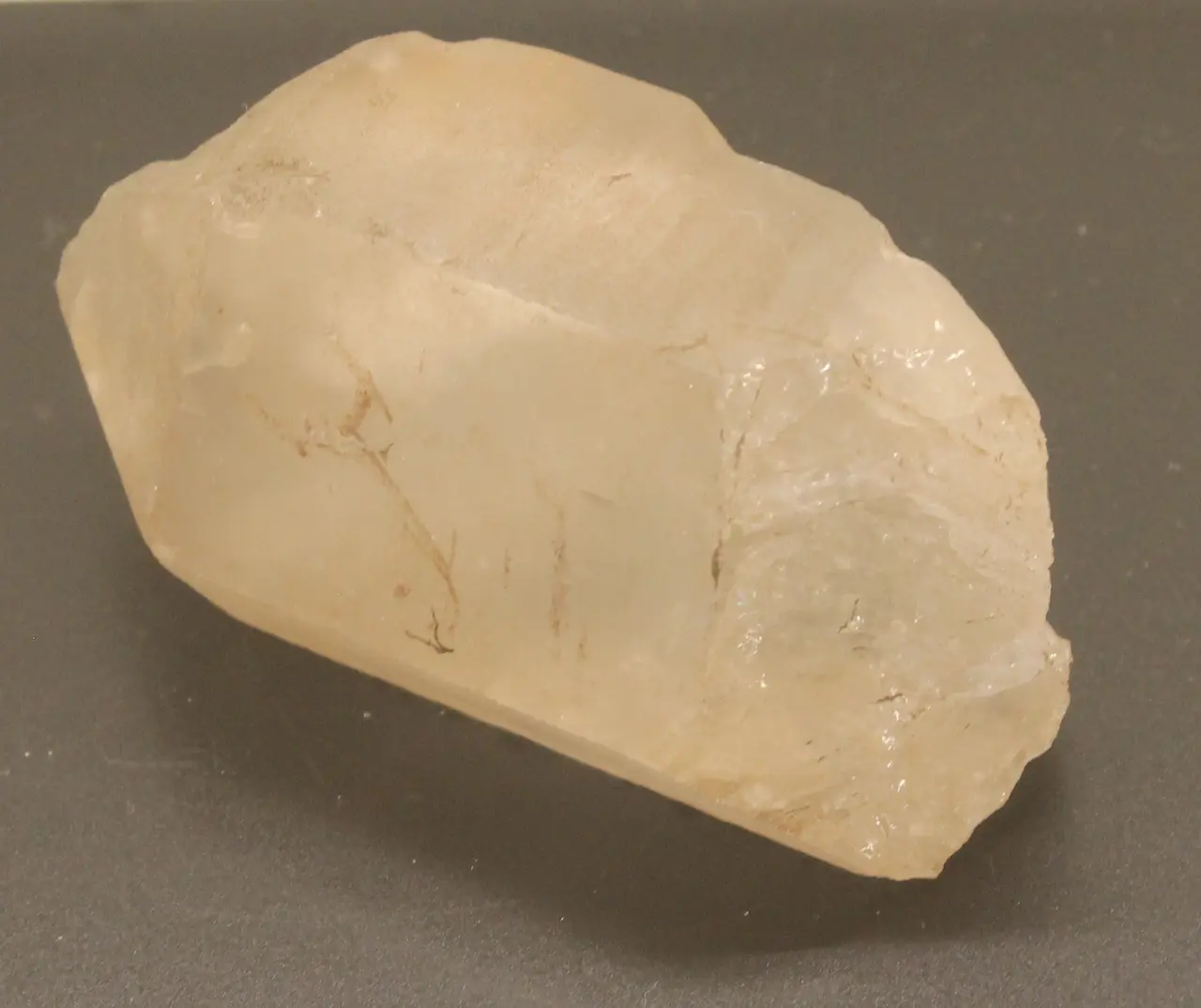 Muséum de Nantes - 419 - Quartz hyalin prismé (Campbon, France)